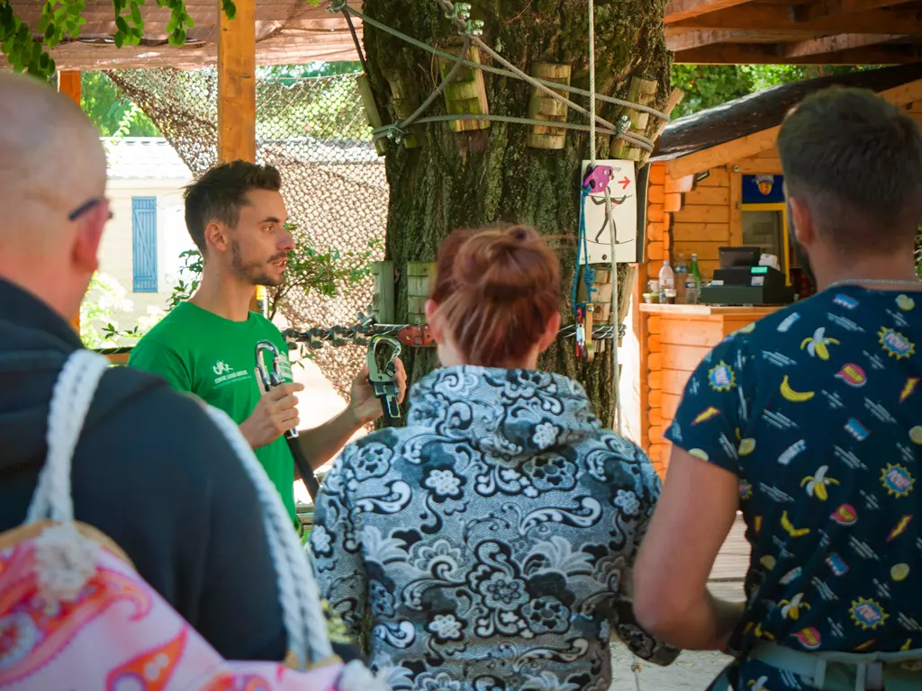 Groupe EVJF en plein birefing pour un parcours d'accrobranche en Ardèche